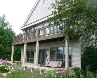 Portage Lakefront - Great View & Location - 5 Bedrooms - 3 Baths - 2 Car Garage - 핑크니 - 건물
