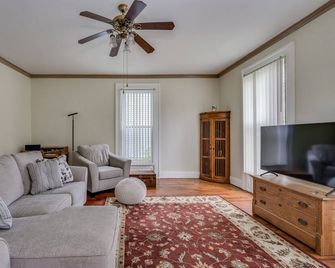 Paddock Street Executive home - Watertown - Wohnzimmer
