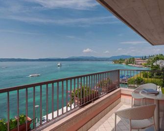 فندق إدن - سيرميون - شرفة