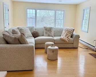 Ski Farm / Huge Pool/ Fireplaces /25 Min to Okemo - Springfield - Dining room