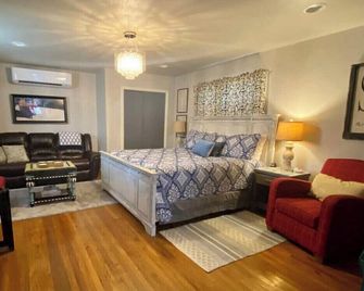 Rock Island Rail House. Dog friendly, Private 6ft. Fenced Yard - Amarillo - Bedroom