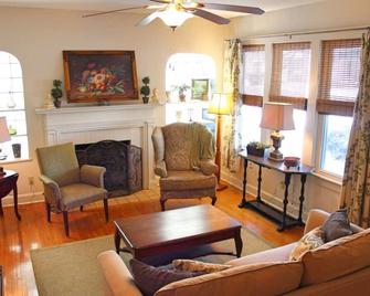 The Green Garden Cottage is +1200 square feet house, centrally located - Owensboro - Living room