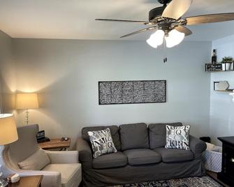 Newly Renovated \'Wine Cork Escape\'! - Hermann - Living room