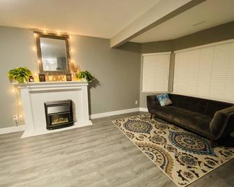 Cozy one bedroom with a large living area&backyard - Chilliwack - Living room