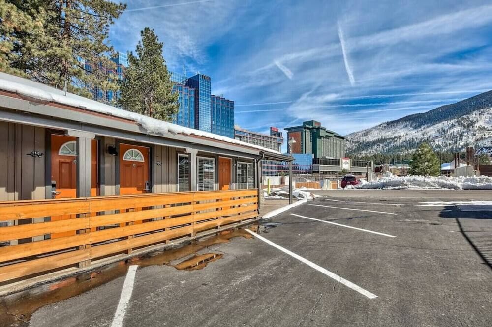 Updated King Bed with Jacuzzi! Stay on Stateline at Blue Jay Lodge - Lago Tahoe