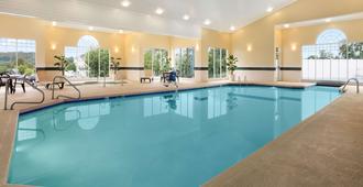 Country Inn & Suites by Radisson, Beckley, WV - Beckley - Zwembad