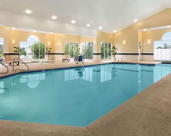 Country Inn & Suites by Radisson, Beckley, WV - Beckley - Piscina