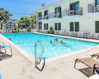 Holly Tree Resort - West Yarmouth - Piscina