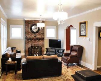Private House 1 Mile From Downtown Newly Renovated - Roanoke - Living room
