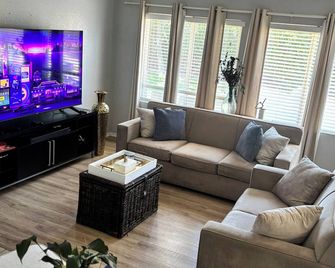 Charming 3-bedroom house with AC and WiFi in Beaumont - Beaumont - Living room