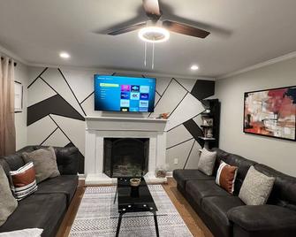 3 bedroom brick ranch - Apex - Living room
