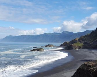 The Shelter Cove Oceanfront Inn - Whitethorn