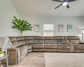 1 Mi to Dtwn Pet-Friendly Pensacola Getaway! - Pensacola - Living room