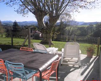 Gîte in the heart of the Basque Country on a working farm - Heleta - Patio