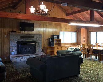 Cabin On The River - 2 Br W/Loft 20 Miles From Ne Entrance Of Yellowstone - Silver Gate - Living room