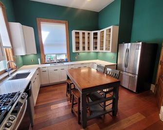 11 Bedroom 33 beds Woolworth Mansion in Scranton - Scranton - Kitchen