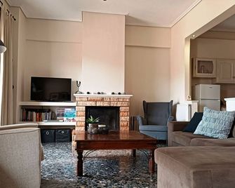 Sunny & Spacious Apartment in Delphi, 3 Bedrooms, 2 Bathrooms Sleeps 8 w/view - Delphi - Wohnzimmer