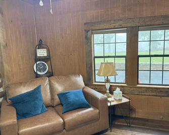 New Iron Mountain View Cabin - Clarksville - Wohnzimmer