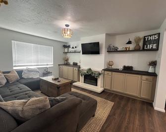 Cozy Condo on 400 N - Logan - Living room