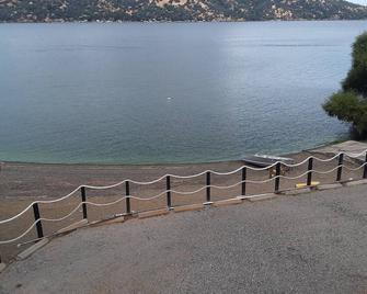 Lakefront Secluded home, With SANDY Beach just 4 You & Privacy Just steps away - Clearlake