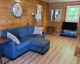 Castaways Cottage on Croton Pond (#2) - Newaygo - Living room