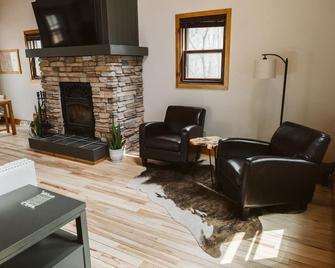 Cabin in the woods with hot tub and lake views. Pets welcome! Close to Nordic. - Waupaca - Living room