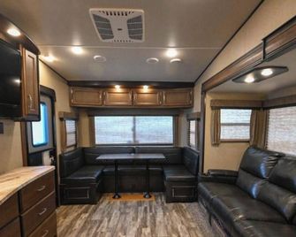 Charming Fifth Wheel Getaway in Tahlequah - Tahlequah - Huiskamer