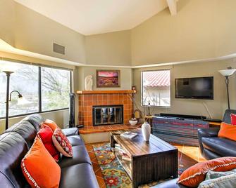 Borrego Springs Condo with Private Hot Tub and Views! - Borrego Springs - Living room