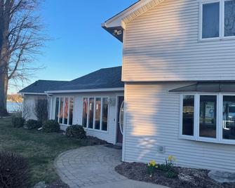 Spacious 4BR Lakefront Home with dock, deck, wifi, AC, & large yard in Brighton - Brighton - Gebäude