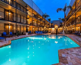 Best Western Plus Westbank - Harvey - Bazén