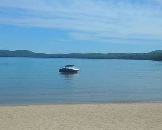 Chalet, fully equipped.1min to lac aux sables. - Lac-aux-Sables - Plage