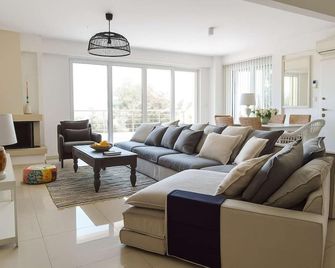 Rio Beachfront Escape - Luxurious Coastal Retreat - Patras - Salon