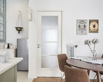 Luxury n Chic Athens Museum Apt - אתונה - חדר אוכל