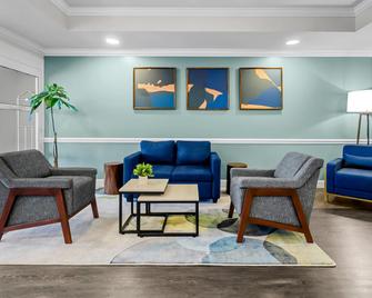 مينستاي سويتس إيربورت - روانوكي (فيرجينيا) - ردهة