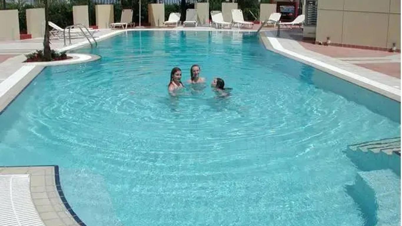 Flisvos Royal Hotel & Suites