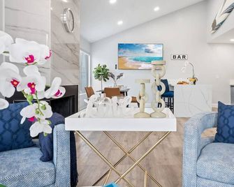 Searenity Suite- Peekaboo Ocean view 1 min walk to Beach - Huntington Beach