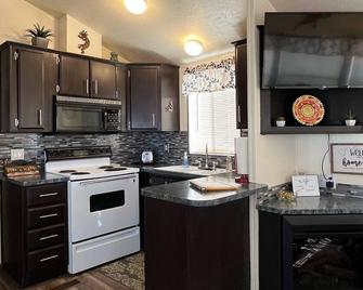 Newly updated park model located in a 5 star resort. - Sun City West - Cocina