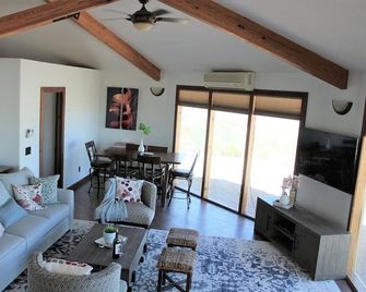 Little Ranch Home near National Parks & Lake Powell - Big Water - Sala de estar