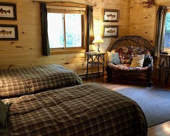 Live Your Outdoor Dreams Without 'Roughing It' - Meeker - Bedroom