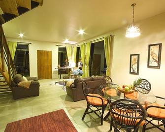 Unforgettable Place Near Main Attractions And Town - Santa Elena - Living room