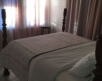 Gingerbread house - Lone Pine - Camera da letto