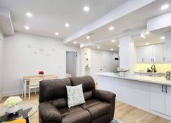 Serene High-celling Retreat - Oakville - Living room