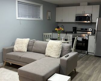 Cozy 2-Bedroom Basement Haven King And Queen Beds. Sta License No. Sta23-00257 - Regina - Cocina