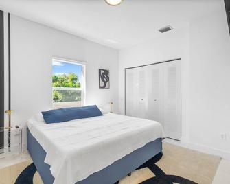 Bright & Cozy 3BR w/ Fast WiFi, Minutes to Beach! - Fort Lauderdale