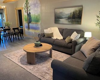 [New Listing] Modern Rustic Cabin - Kid-Friendly Bunk Room & Fireplace - Mountain - Sala de estar