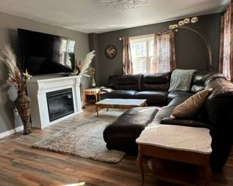 4-bedroom oasis near downtown Appleton with game room and fitness room - Appleton - Living room