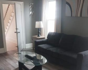 Home feeling away from home traveling nurse discounts - Davenport - Living room
