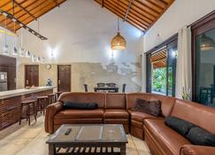 Surya Villa - Manggis - Living room