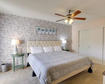Sunny Tucson Townhome w/ Patio & Mountain Views! - Tucson
