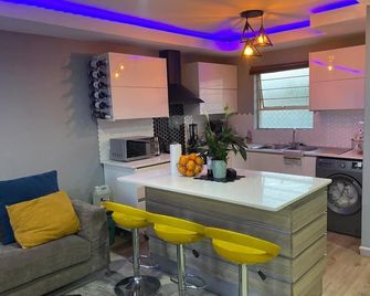 Marvelous Getaway Home with Fibre & 5G internet, 24 hour security in Alberton. - Alberton - Kitchen